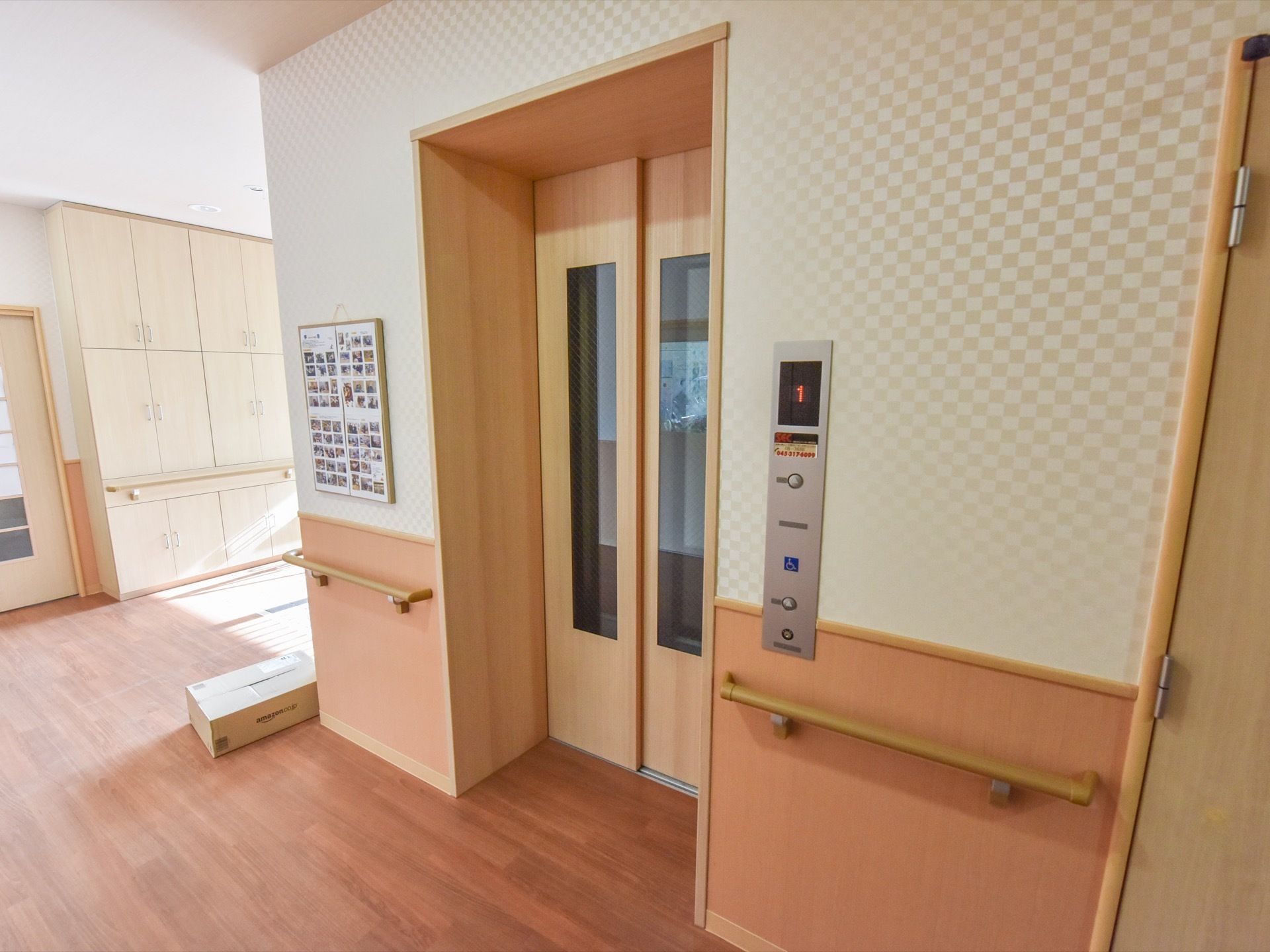 エレベーター前の壁には、ボードがかけてある。エレベーターのドアは、ガラス窓がついているので乗っている人がいるかすぐわかる。