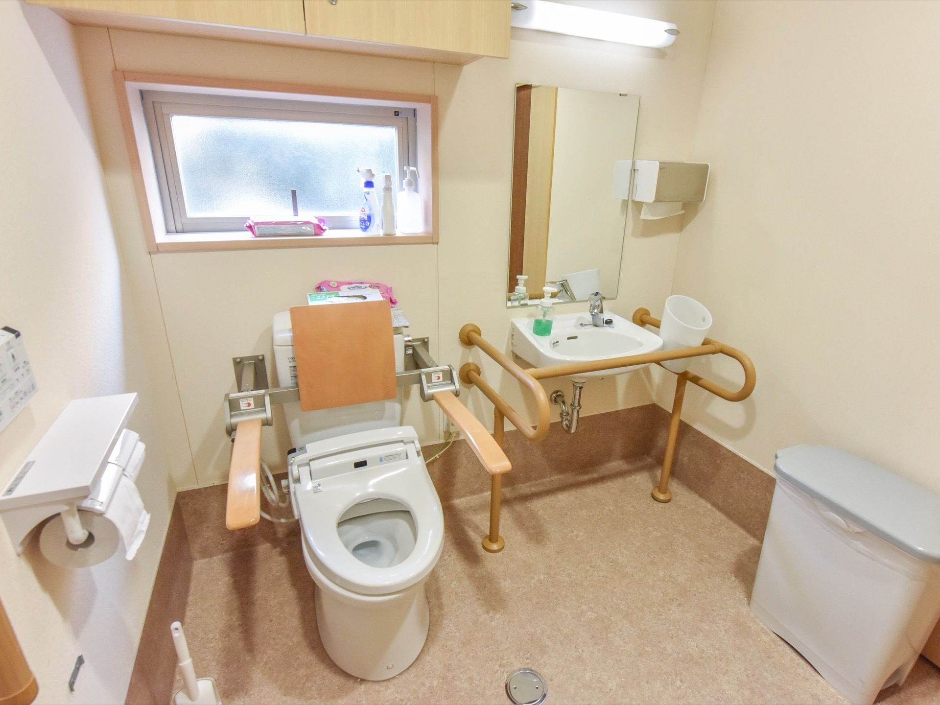 トイレには、洗面台がある。手を洗うときに、身体を支えることができる手すりが洗面台を囲むように設置してある。