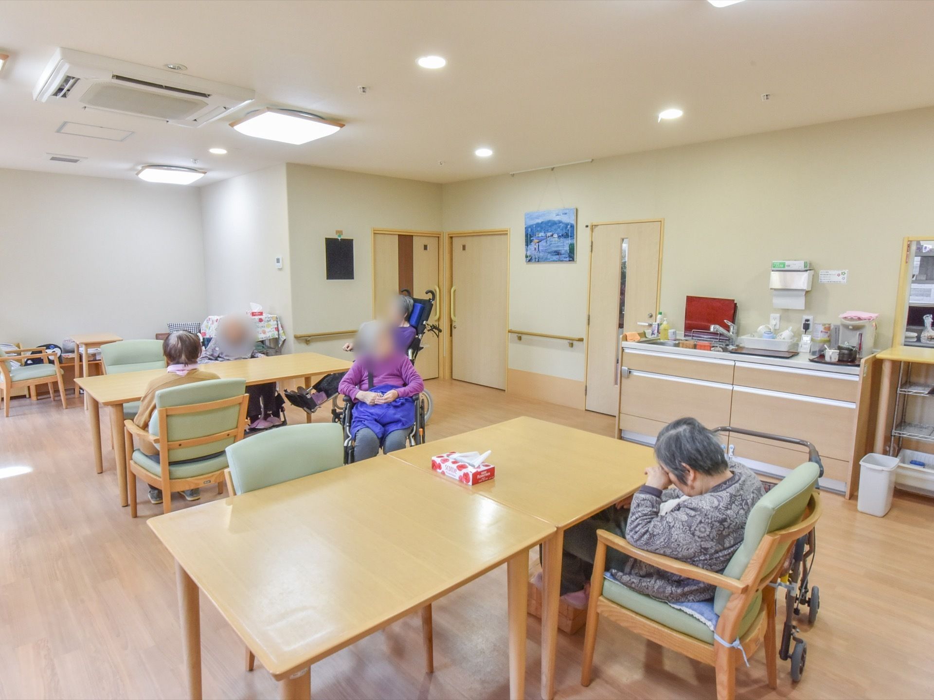 多目的室には、正方形のテーブルが用意してある。２つ近づけて、長方形のテーブルとして用いることで広々と利用できる。
