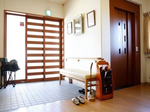 「セントケアホーム港南」のエントランス。明るく広々とした玄関口。