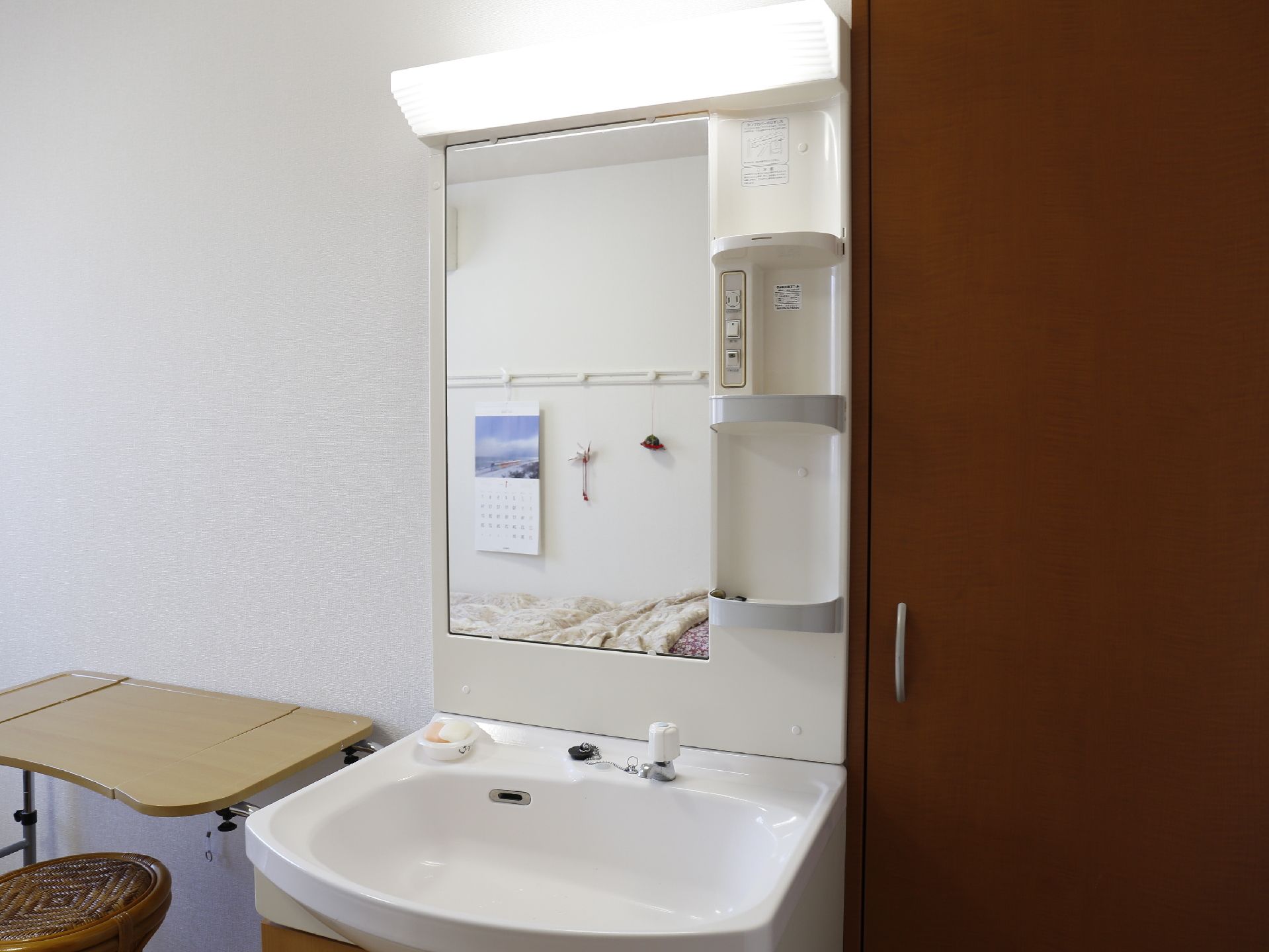 個室の洗面台は部屋の中央に置かれ、とても大きく使いやすい。大きな鏡のため、身だしなみのチェックがしやすい。