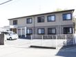 自然豊かな立地に建っている。鉄骨造2階建の家庭的な雰囲気の施設である。前には駐車スペースが確保されている。