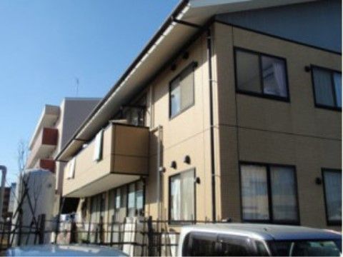 2階建ての茶色い建物の外観