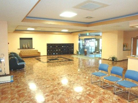 「プラザマアム」の玄関。入居者の名前が入った靴箱がある。