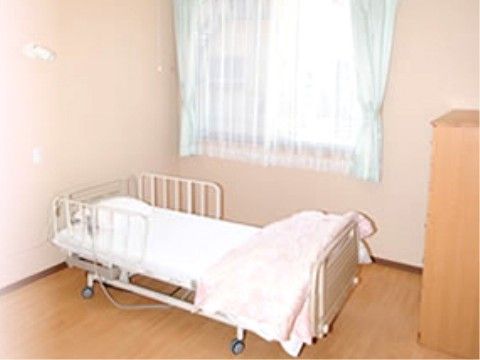 「プラザマアム」の居室。介護ベッドはリクライニング機能を備えている。