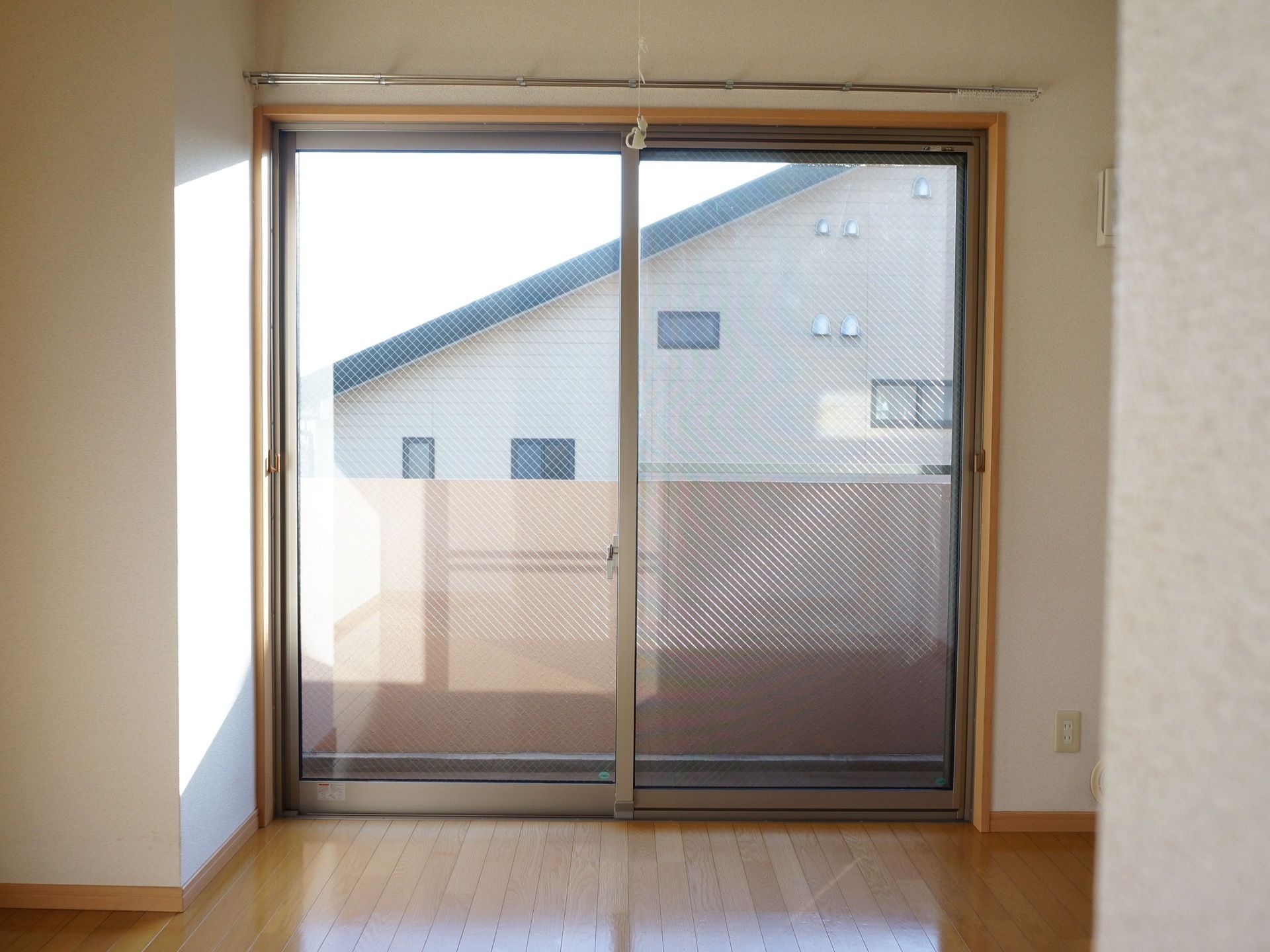 お一人で住める個室のお部屋には大きな窓がついている。２階の部屋にはベランダがあり、ベランダの壁は高いところまで設置されている。