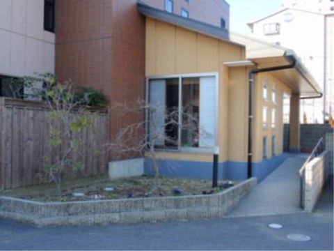 セントケアホーム浜野の外観。大きな駐車所を完備しております。来訪時は、お車でのお越しが出来ます。