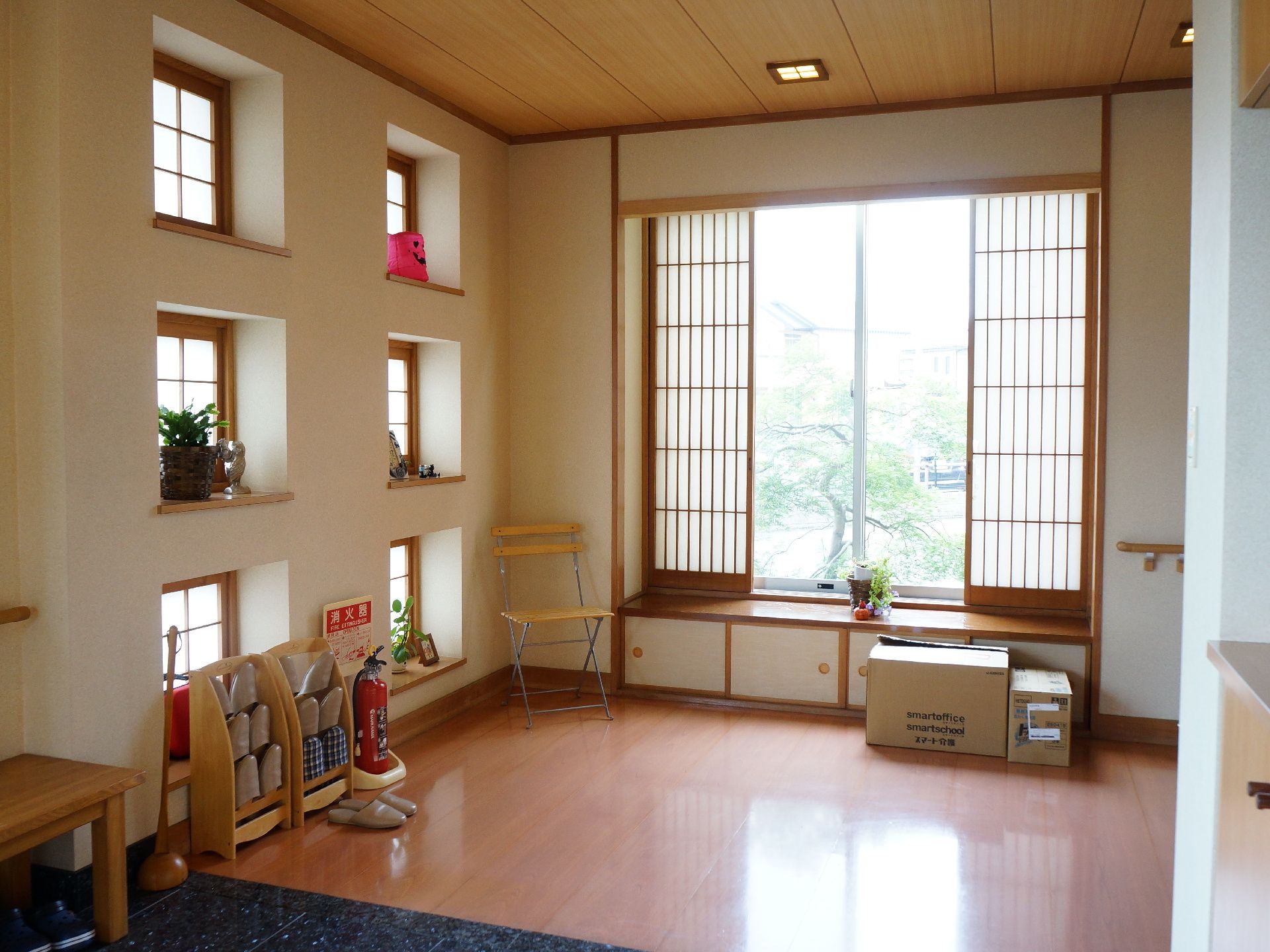 玄関ホールの上り口には正面の壁に大きな窓が設けられている。前面には障子があり、下は扉付きの収納庫になっている。