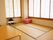 和室は大きな窓に囲まれていて、日が差し込む明るい部屋になっている。またテーブルや座布団も用意されている。