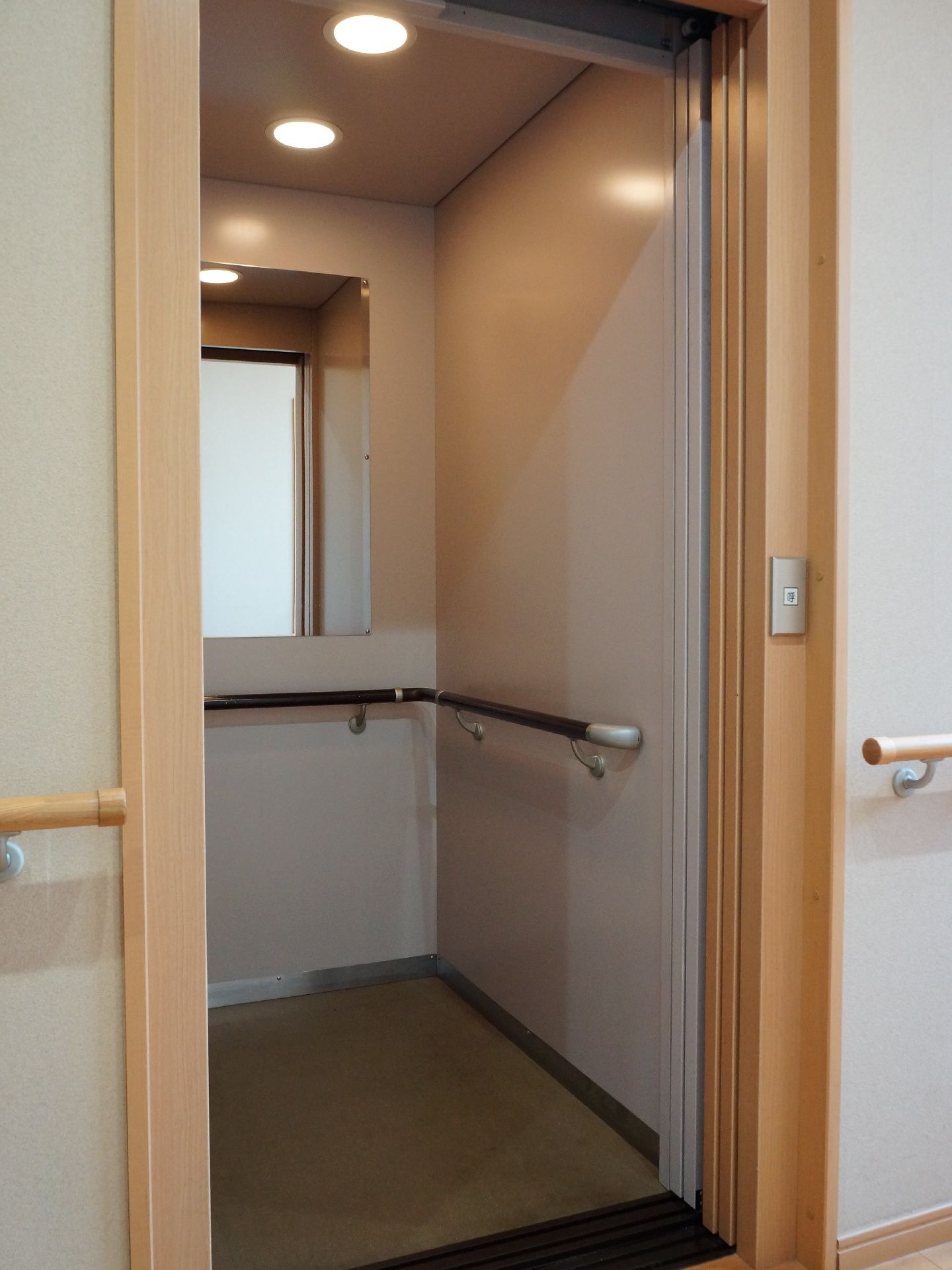 施設内には足の不自由な人のために、エレベーターが設置されている。またバリアフリーとなっていて、手すりが備え付けられている。