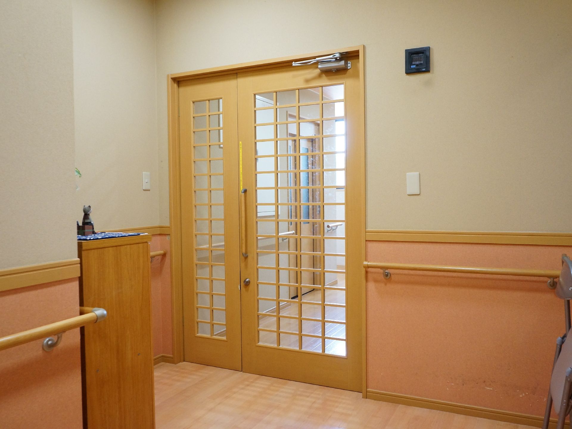 通路を仕切る扉は、大きく開くように設計されていてる。また出合い頭にぶつからないように、ドアは透明になっている。