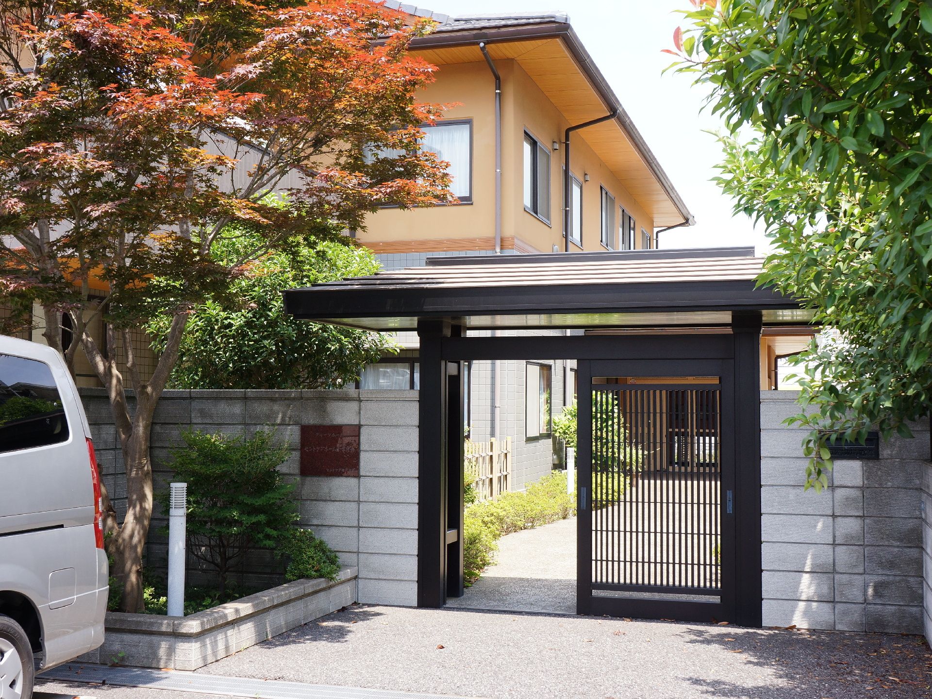 和のデザインを取り入れた施設となっていて、屋根のついた門が設置されている。また入り口には乗降スペースも用意されている。
