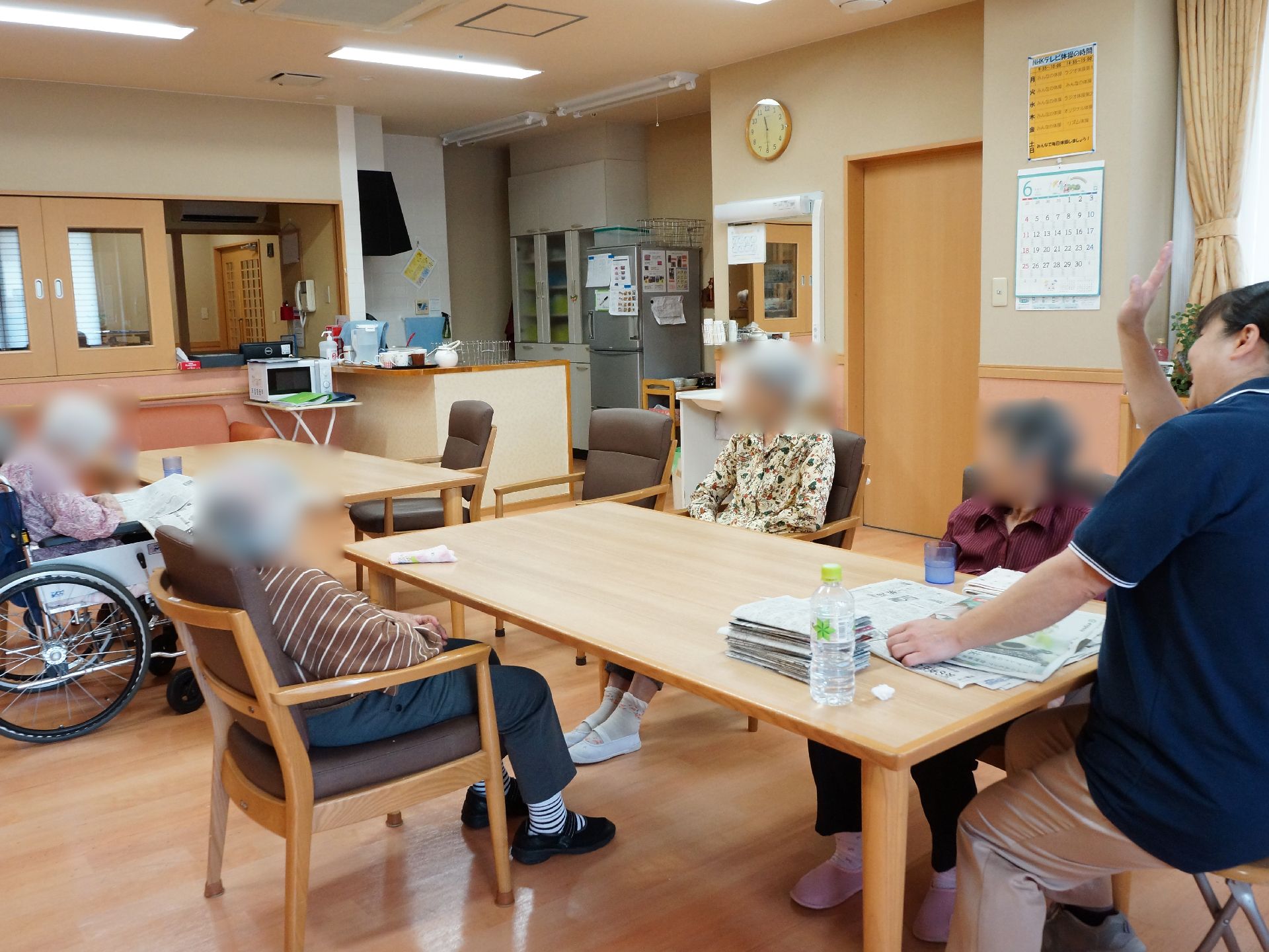 共用のリビングルームはダイニングスペースも兼ねていて、キッチンや冷蔵庫が設置されている。また電子レンジなども用意されている。
