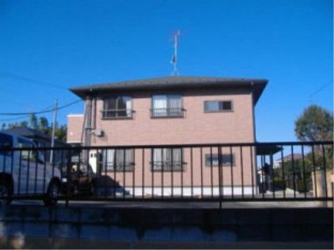 「セントケアホーム佐倉」の外観。周りの住宅と馴染むような形をした2階建てのグループホーム。