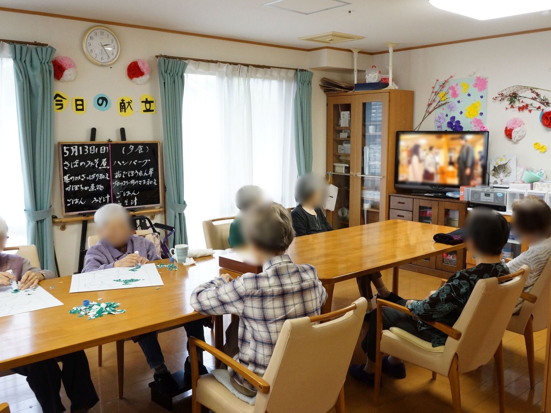 テレビやテーブルセットが設置された共有スペース