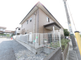 住宅街の角に位置する施設外観