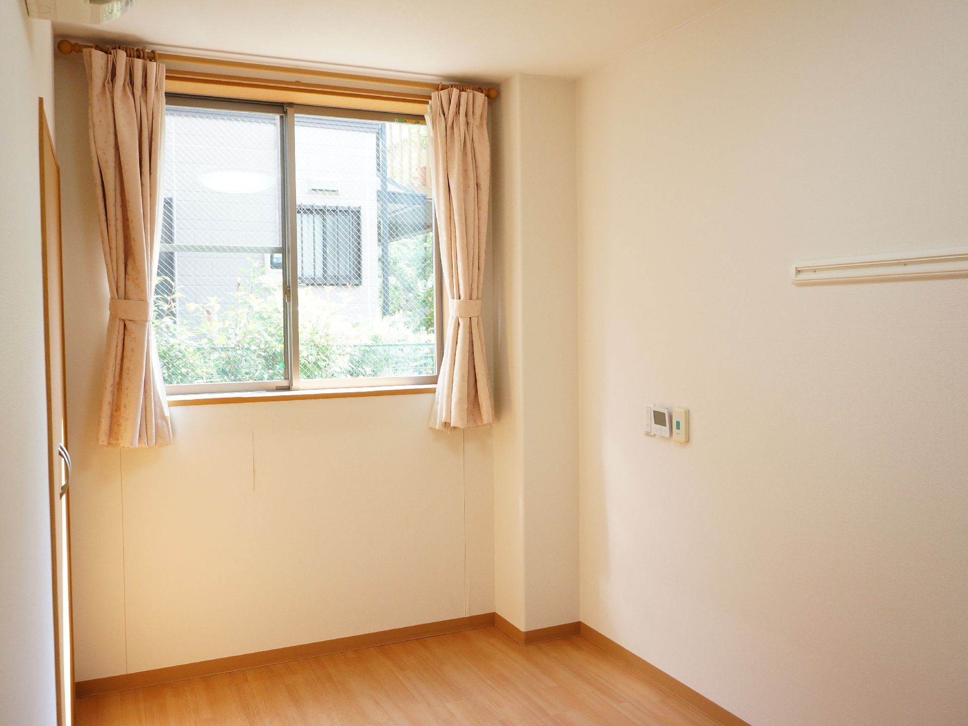 各個室には大きな腰高窓がついている。自然の光が差し込み明るい室内となっている。家で使っていた家具もそのまま使用できる。