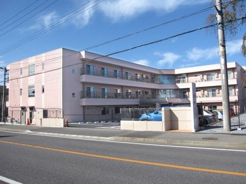 ３階建ての集合住宅タイプの当施設。敷地内に駐車場もあり、訪問者様にも車でご訪問いただきやすい住環境である。