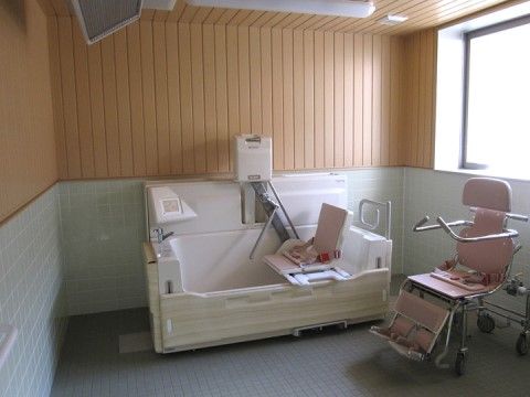 お身体が不自由な方にも安心してご利用いただける機械浴槽や介護椅子をご用意している。ゆったりと座って体を洗ったりお風呂につかることができる。
