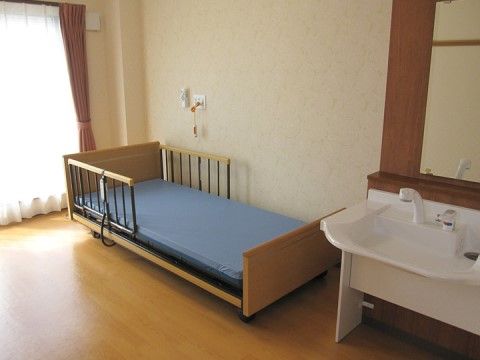 入居者様のプライバシーを大切にする個室には、車椅子対応の洗面台とトイレ、ナースコールも完備しており、快適にお住まいいただける。