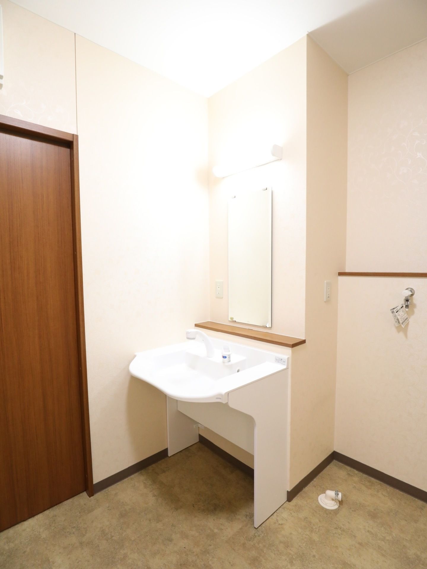 居室には洗面台があり、シンクにはレバー式混合栓を備え付けている。また隣には、洗濯機が置けるスペースを用意している。