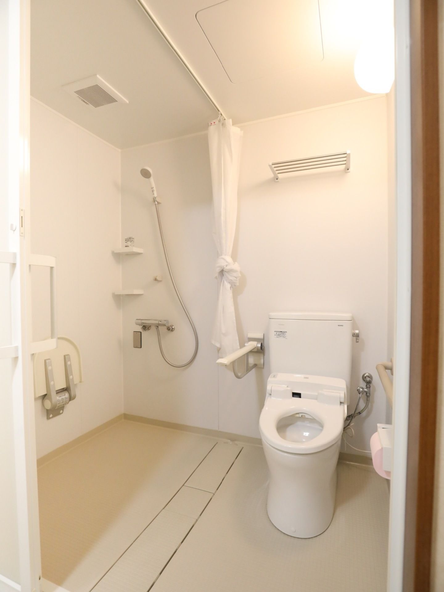 トイレには温水洗浄便座のついた、洋式便器を設置している。また広々とした室内には、簡易のシャワーも用意されている。