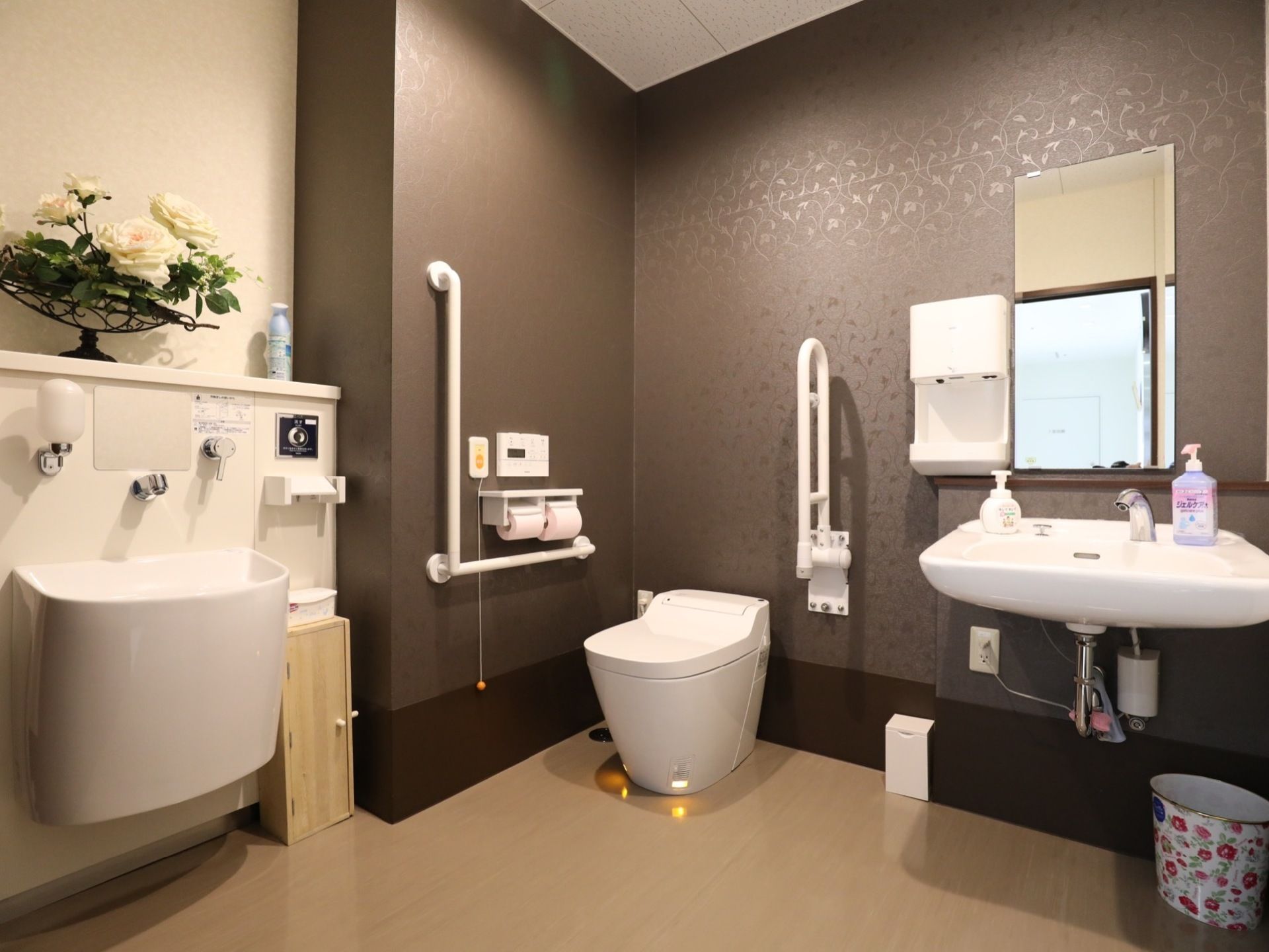 多目的トイレには、温水洗浄便座のついた洋式便器を設置している。またオストメイトに対応した、洗面台も用意されている。