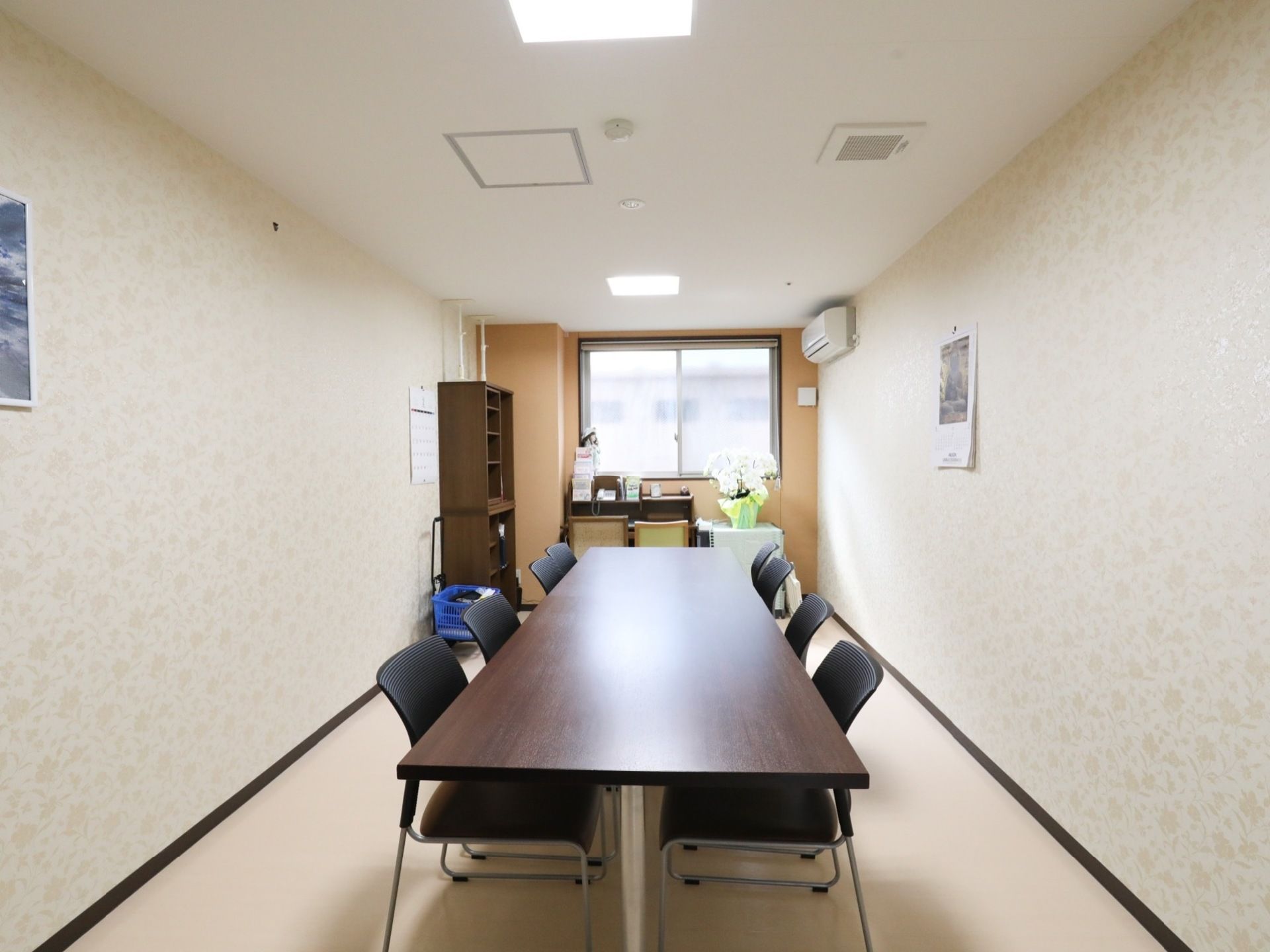 広々とした談話室には、テーブルやイスが置かれている。また壁にはガラス窓があり、空調設備を備え付けている。
