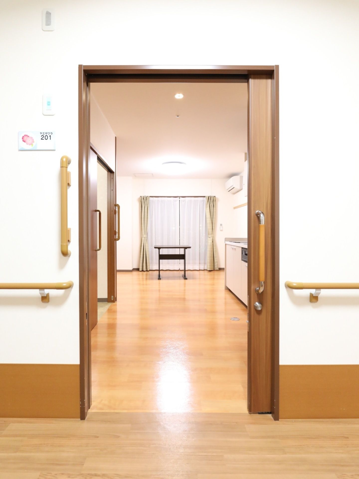 通路と居室の床は、段差のないバリアフリーとなっている。また廊下の壁には、ハンドレールが取り付けられている。