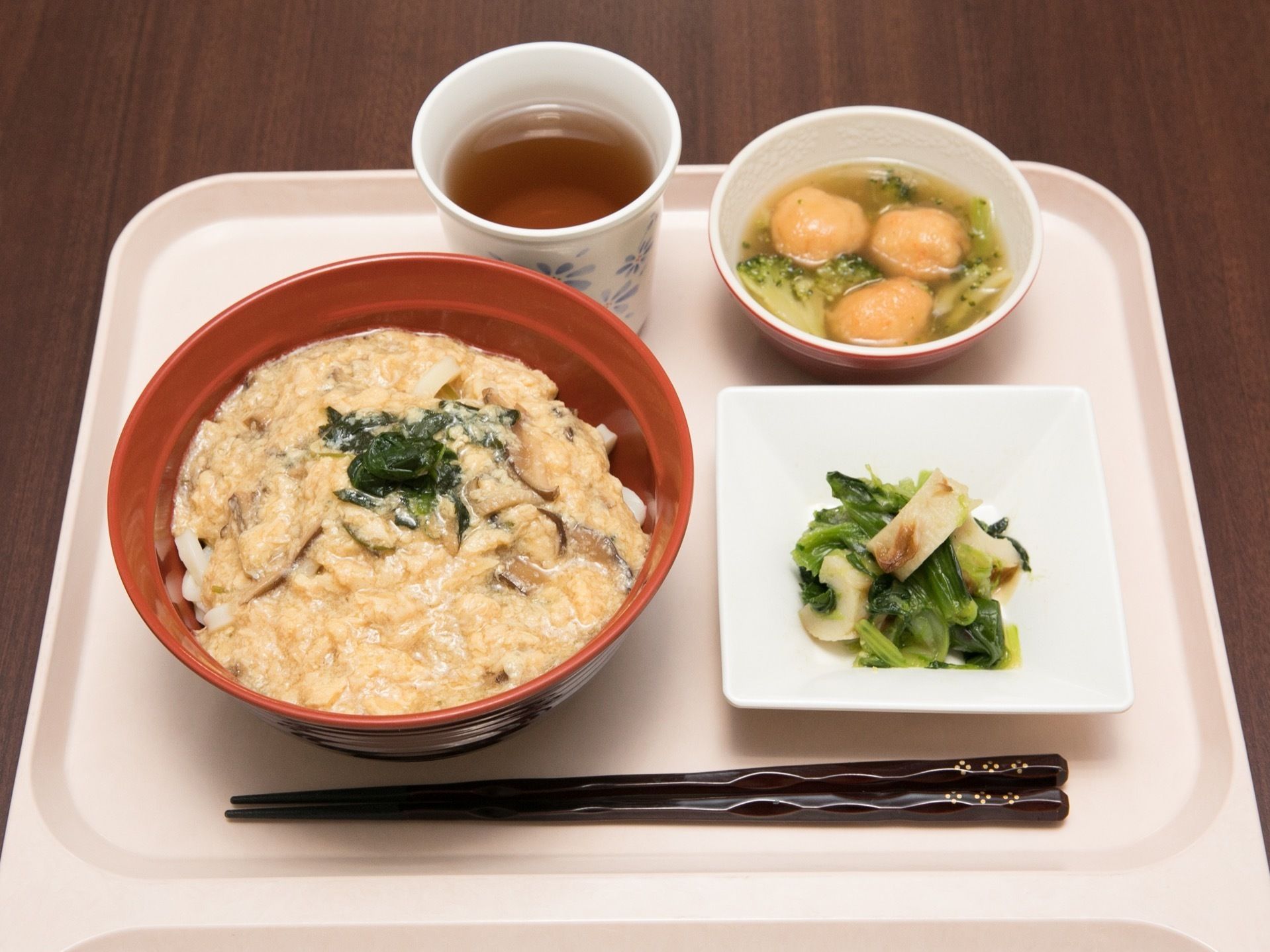 施設内で提供されている食事は、栄養豊富はもちろんのこと、おいしく食べられるように見た目にもこだわっている。