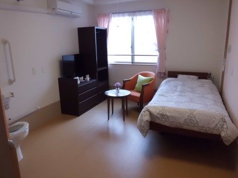 当施設の一人部屋は入居者様がゆったりとお過ごしいただける充分な広さがあり、ベッドのほかお好みの家具もお持ち込みいただける。