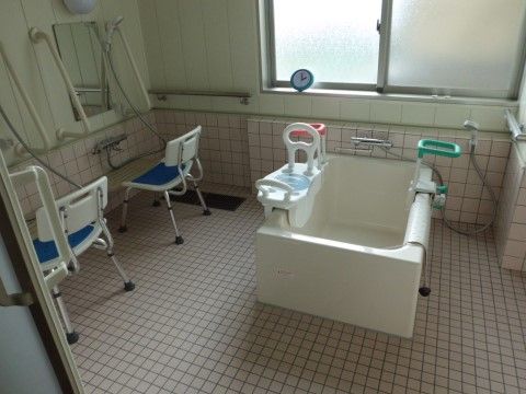 浴室は入居者様の安全性を重視し、浴槽には手すりを完備し、洗い場には座ったままシャワーを浴びていただける入浴専用椅子を設置している。
