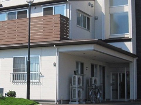 二階にはベランダもついた、一般住宅のような外観のホーム