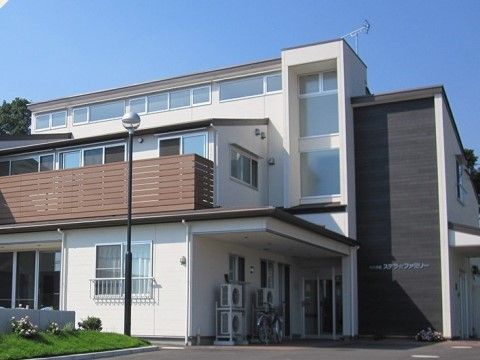 さまざまの大きさの長方形を組み合わせたようなデザイン豊かな外観となっている。白と茶色系の落ち着いた雰囲気である。