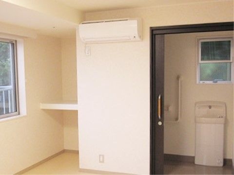 各居室にトイレが用意されており、トイレ横の天井にエアコンが完備されている。デッドスペースは棚が１段作られている。