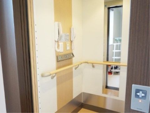 エレベーター内には手すりが設置され、安全に使用することができる。緊急時の連絡用電話設備も設置されている。
