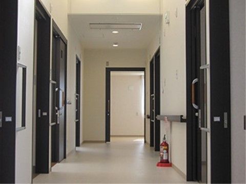 廊下の幅は十分に広く、壁には手すりが設置されているので安全に使用できる。引き戸が並び、居室が区切られている。