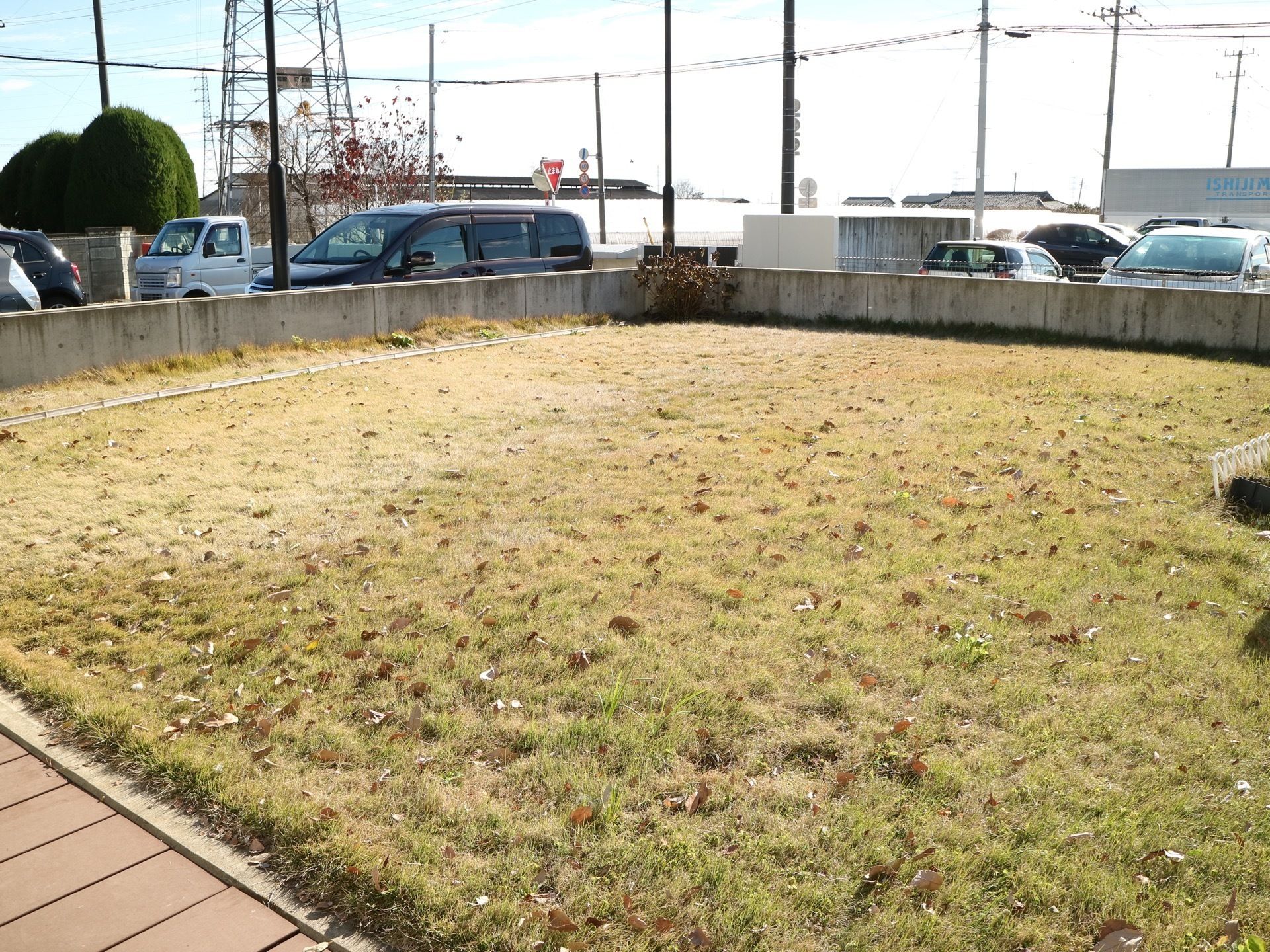 敷地内に日当たりの良い広々とした中庭が設けられている。周辺には住宅街が広がり、高い建物がないので開放的である。