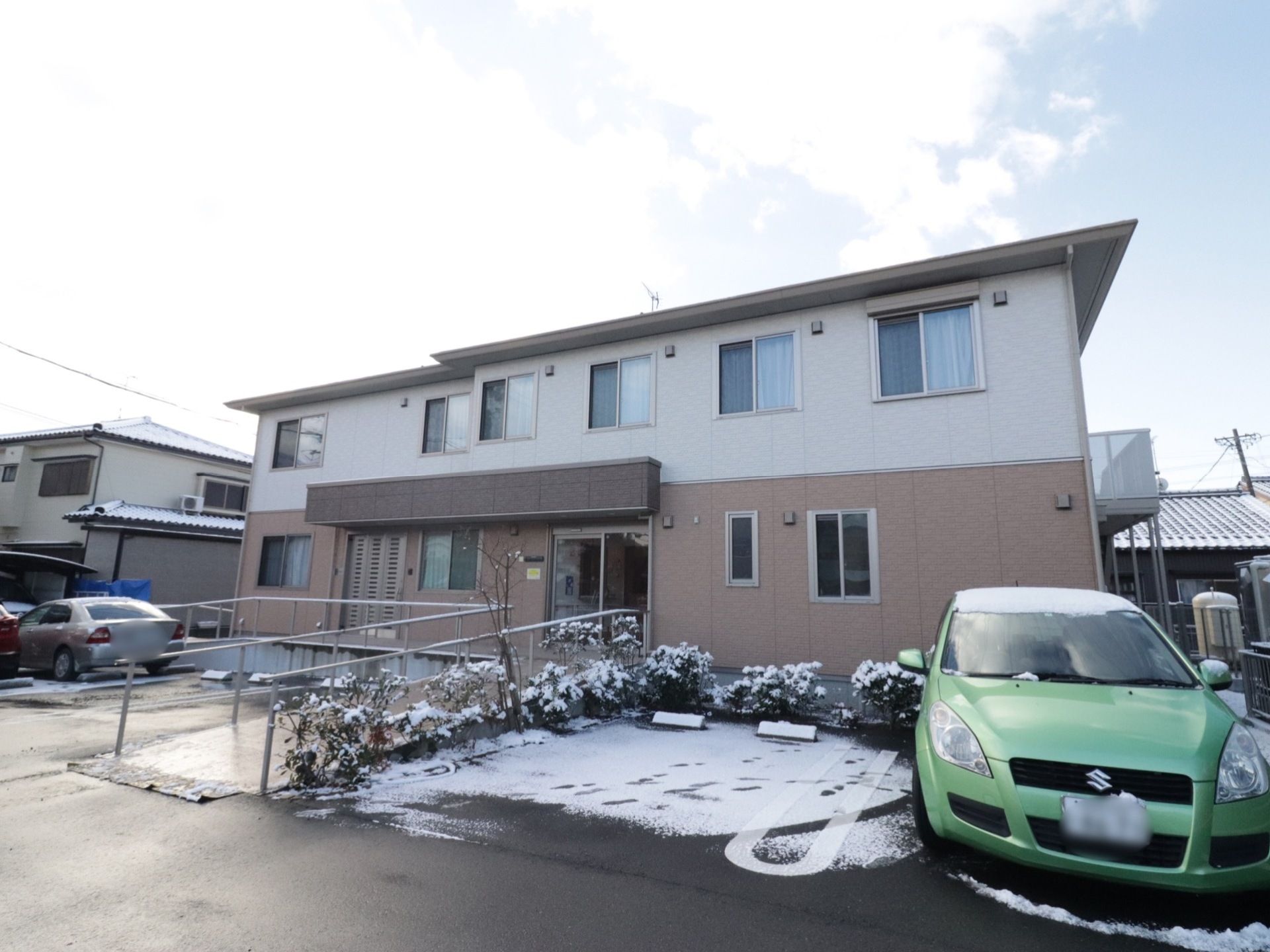 施設は2階建ての建物である。数台の駐車スペースも確保されている。入口は緩やかなスロープの構造になっている。