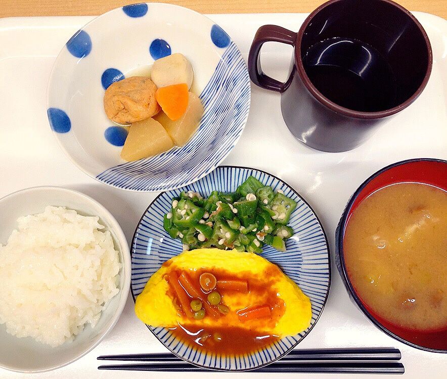 オムレツとオクラのサラダ、がんもと野菜の煮物とご飯と味噌汁のセット