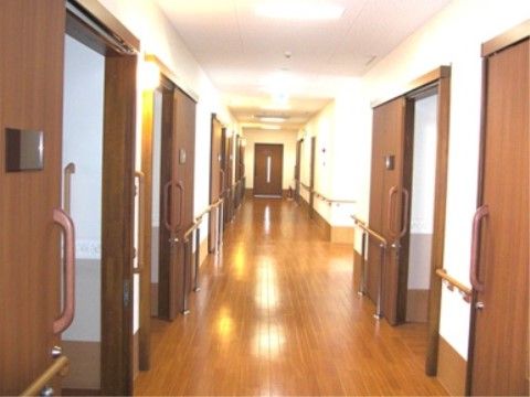 各部屋へアクセスできる廊下の壁には、手すりが設置されている。また、それぞれのドアは引き戸になっている。