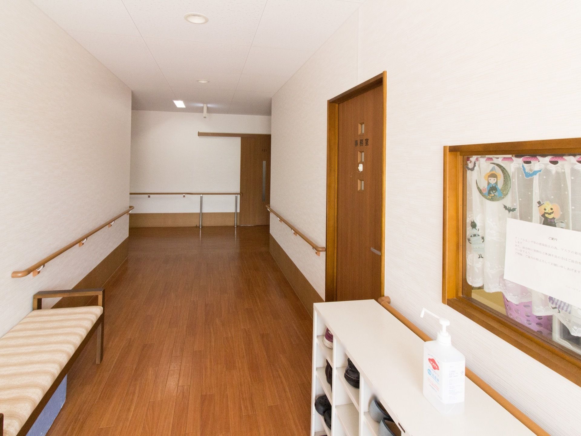 玄関ドアを入った所で、靴を内履きに履き替えるようになっている。施設内に外の汚れを持ち込まないので衛生的。