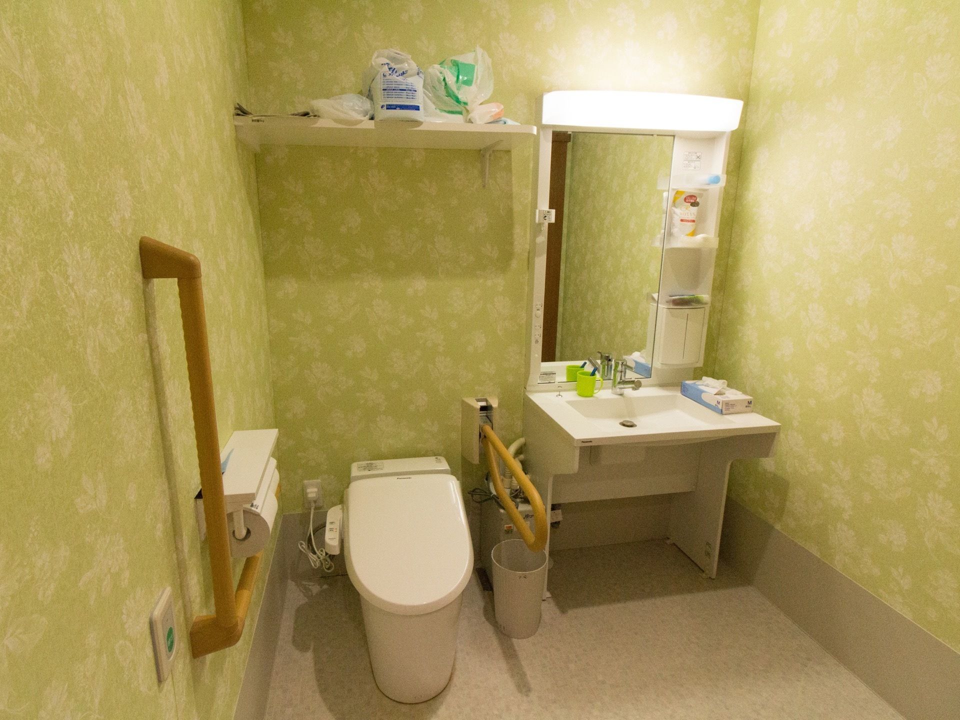 居室はスペース活用のため、トイレと洗面台が同じ場所に併設している。どちらも小ぶりの物を設置しているので、窮屈な感じはしない。