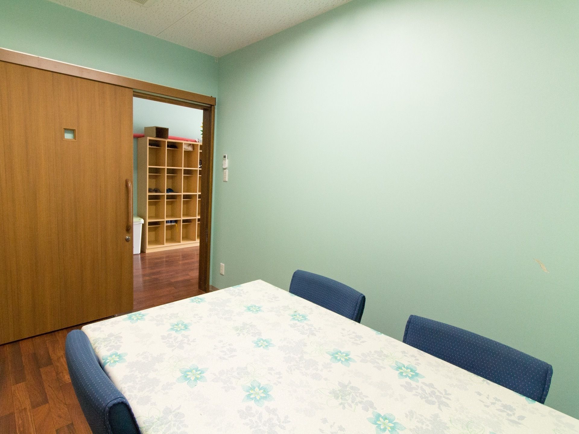応接室はさまざまな用途で使用できるように、内装や家具など細部にまでこだわって用意されている。入居者様が居心地良く使える空間を目指した。