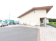介護施設の外観と駐車場