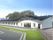 明るい色合いの建物の周りには植物や樹々を植えている。自然の温かさを感じることができる環境となっている。