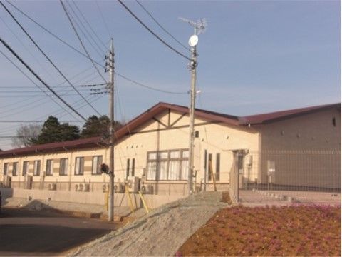 建物の中央部が赤い三角屋根をした、一階建てのホーム