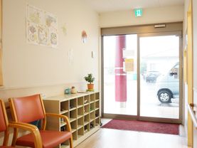 玄関は出入りしやすい自動ドアになっている。床は段差のないバリアフリーになっている。玄関には靴箱が設置されている。