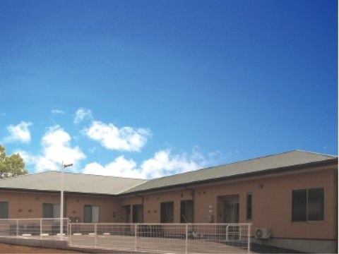 グレーの屋根にベージュ系統の壁色をした平屋建てのホーム