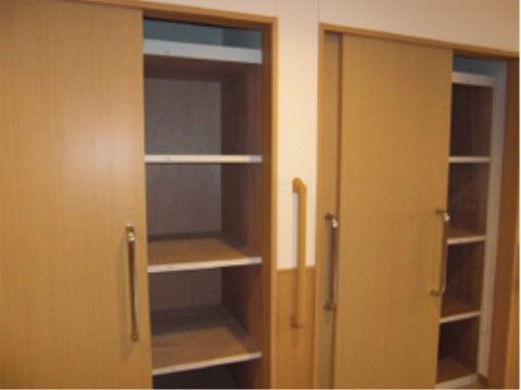 居室には4段のクローゼットが２つある。引き戸になっているので、車椅子をご利用の方でも不便なく利用できる。